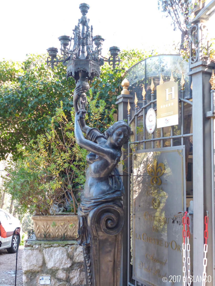 シャトー・ドゥ・ラ・シェーブル・ドールの彫像