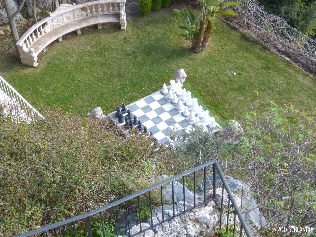 ホテルの庭の巨大なチェス盤