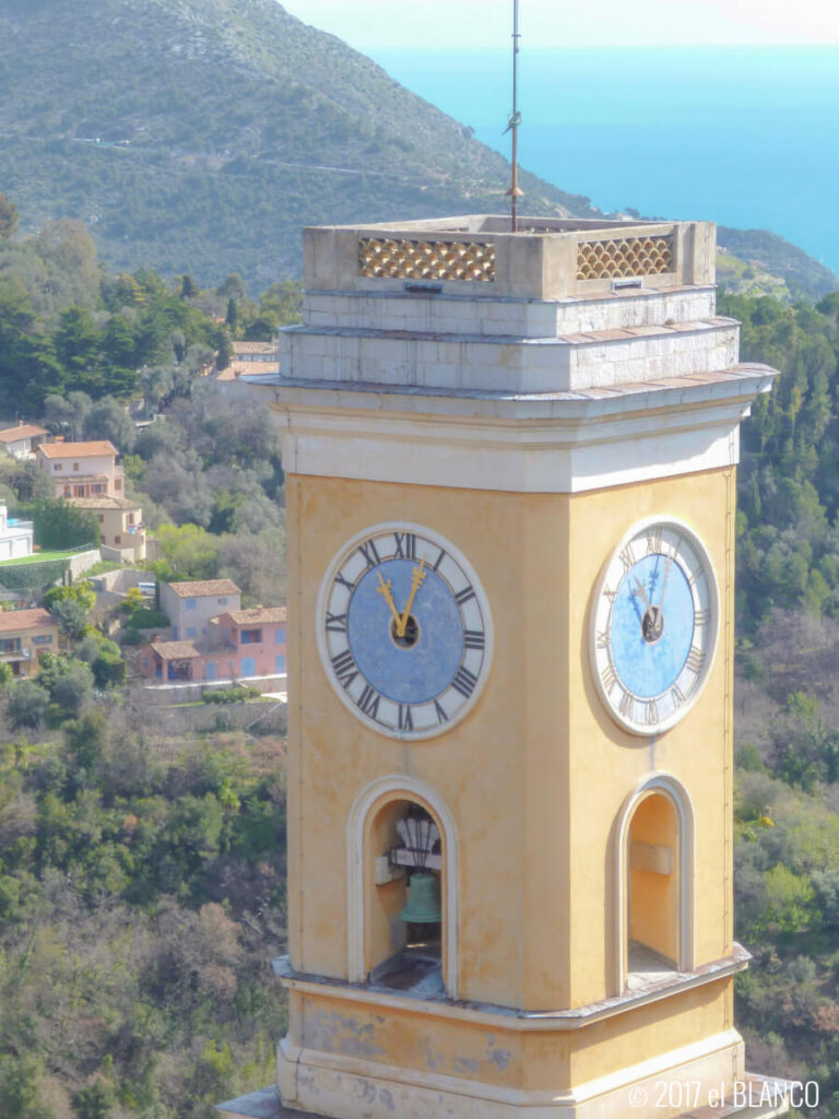 エズ教会の黄色い時計台