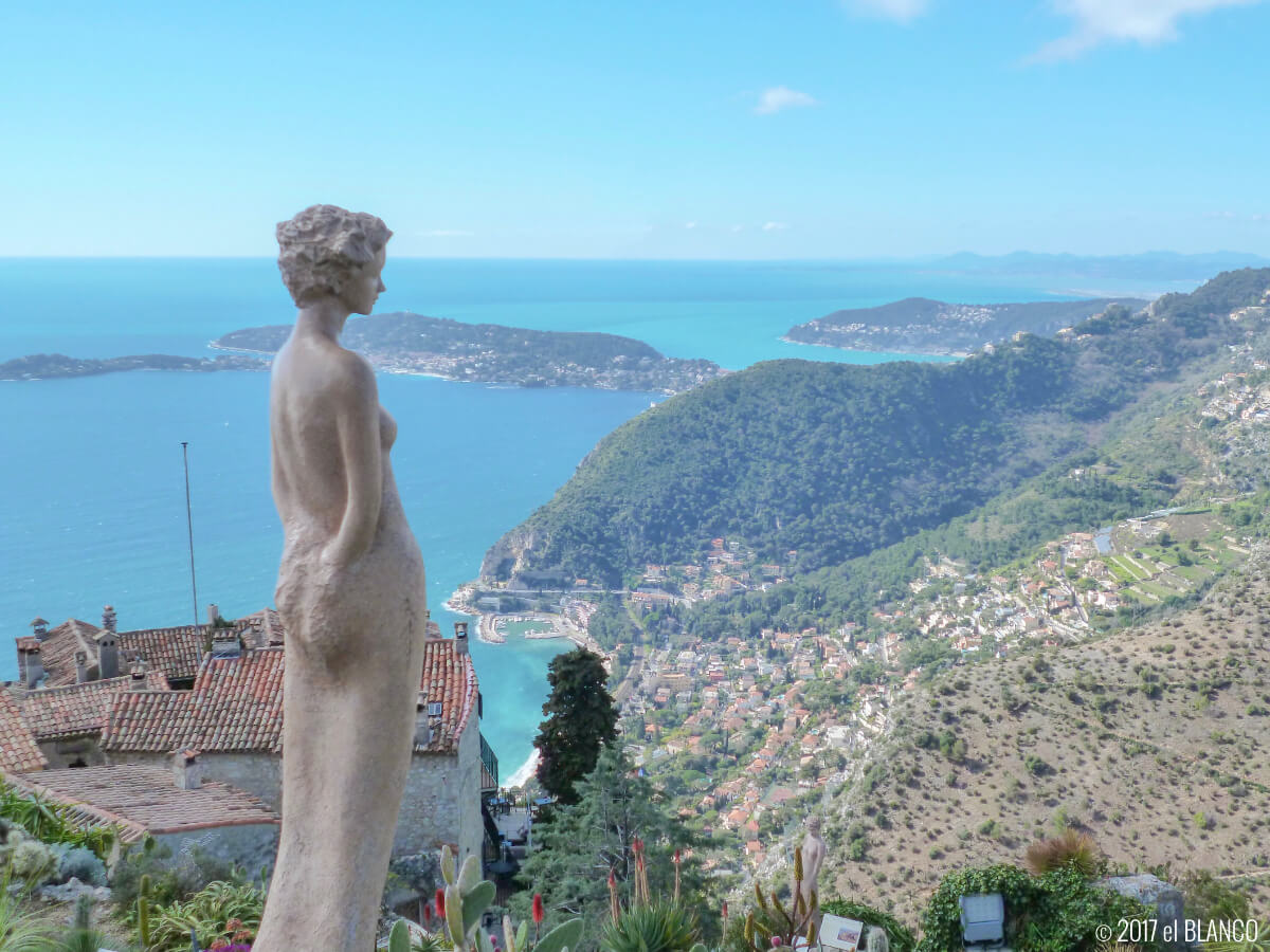 エズ村の女神像と地中海