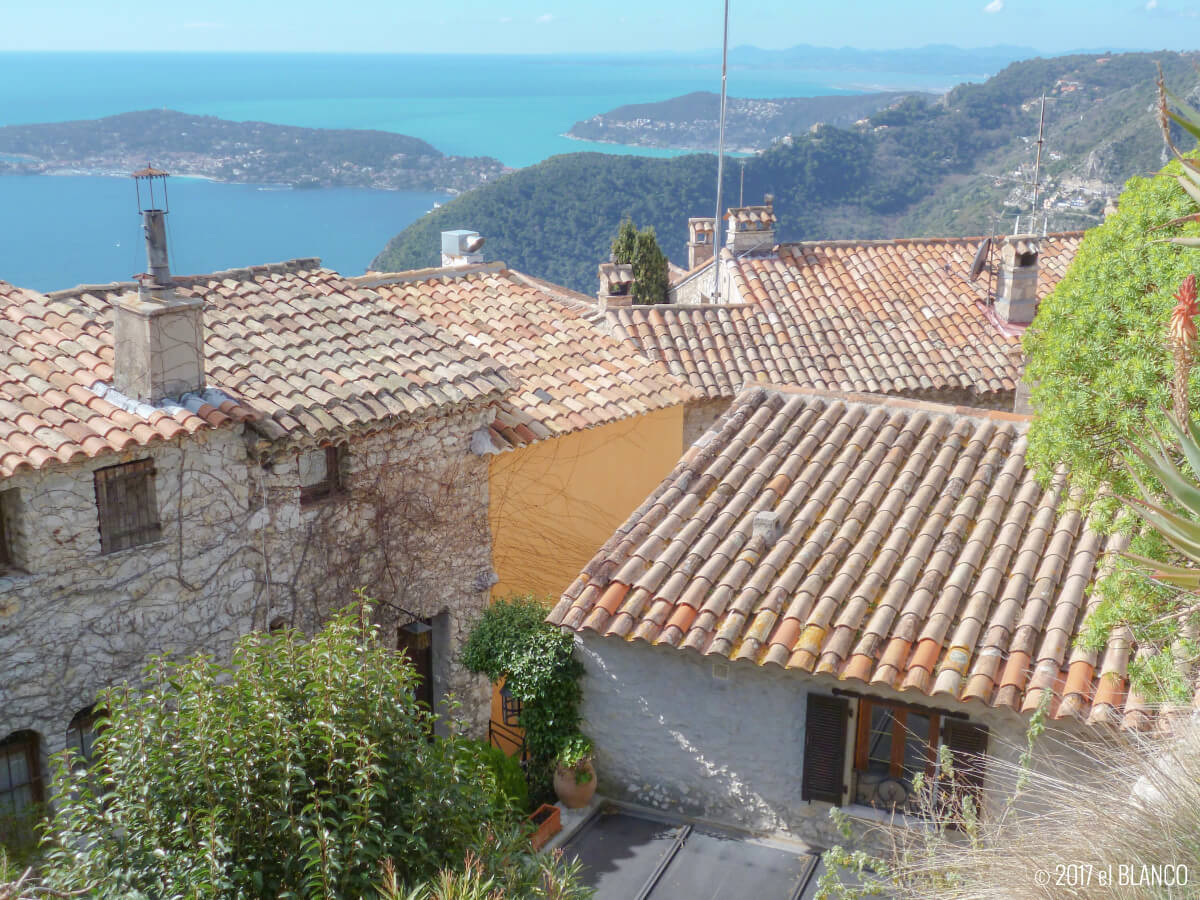 エズ村の建物の屋根と地中海