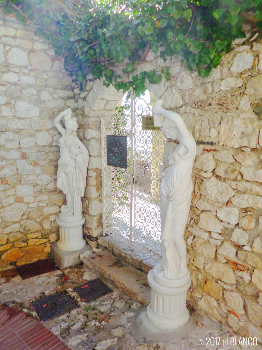 エズ村の女神像と門