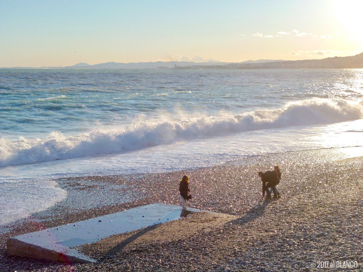 石浜で遊ぶ親子