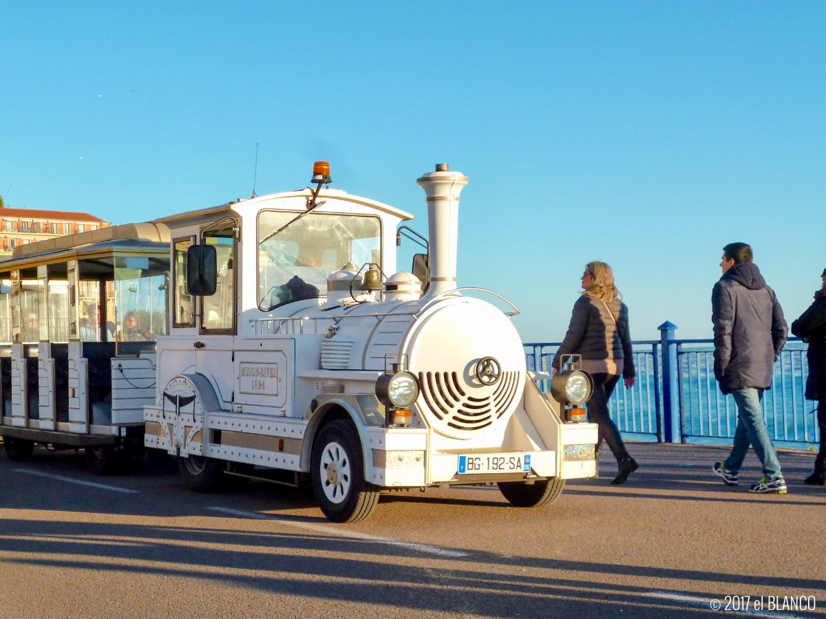 海岸通りを走る観光機関車