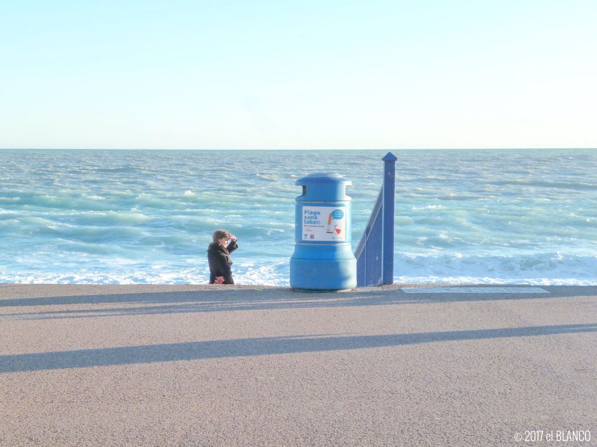 海とゴミ箱