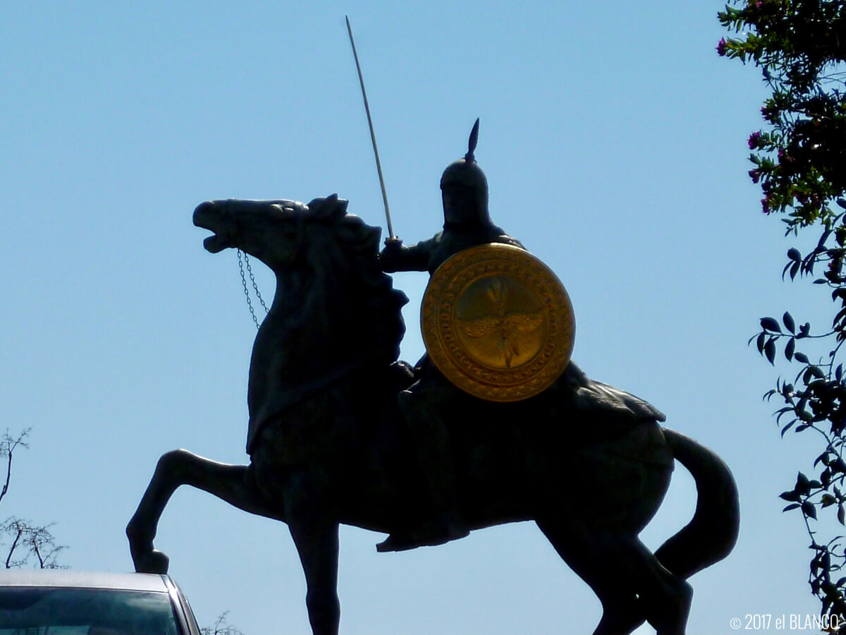 盾と剣を持った騎馬像