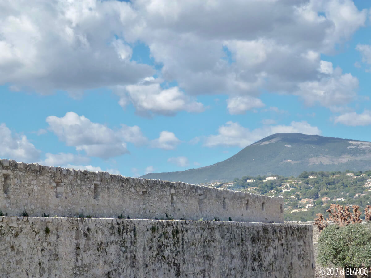サンポール・ド・ヴァンスの城壁と山