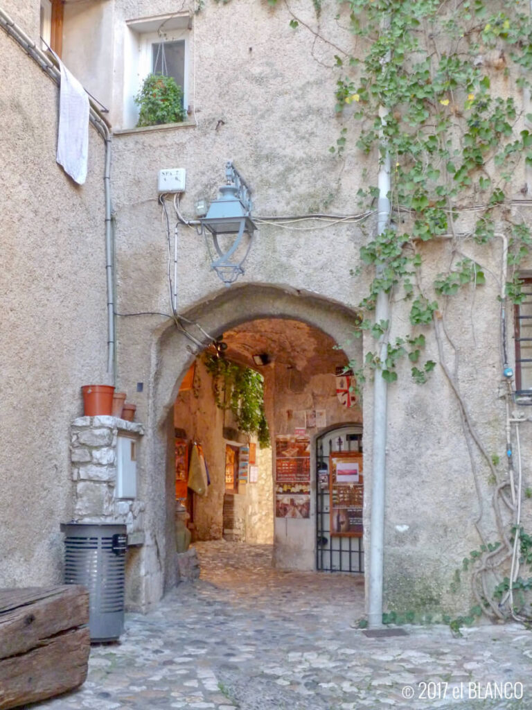 サンポール・ド・ヴァンスの建物とお店