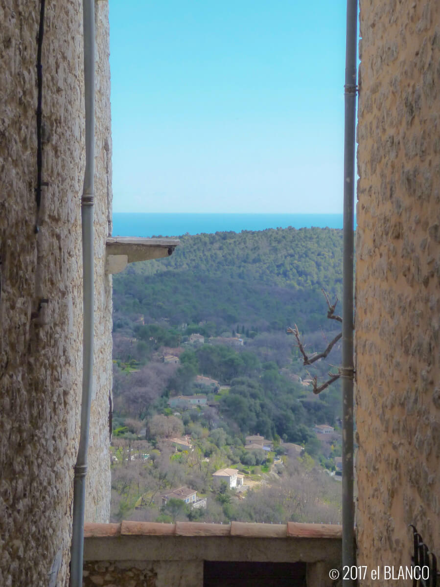 トゥーレット・シュル・ルーから眺めた地中海