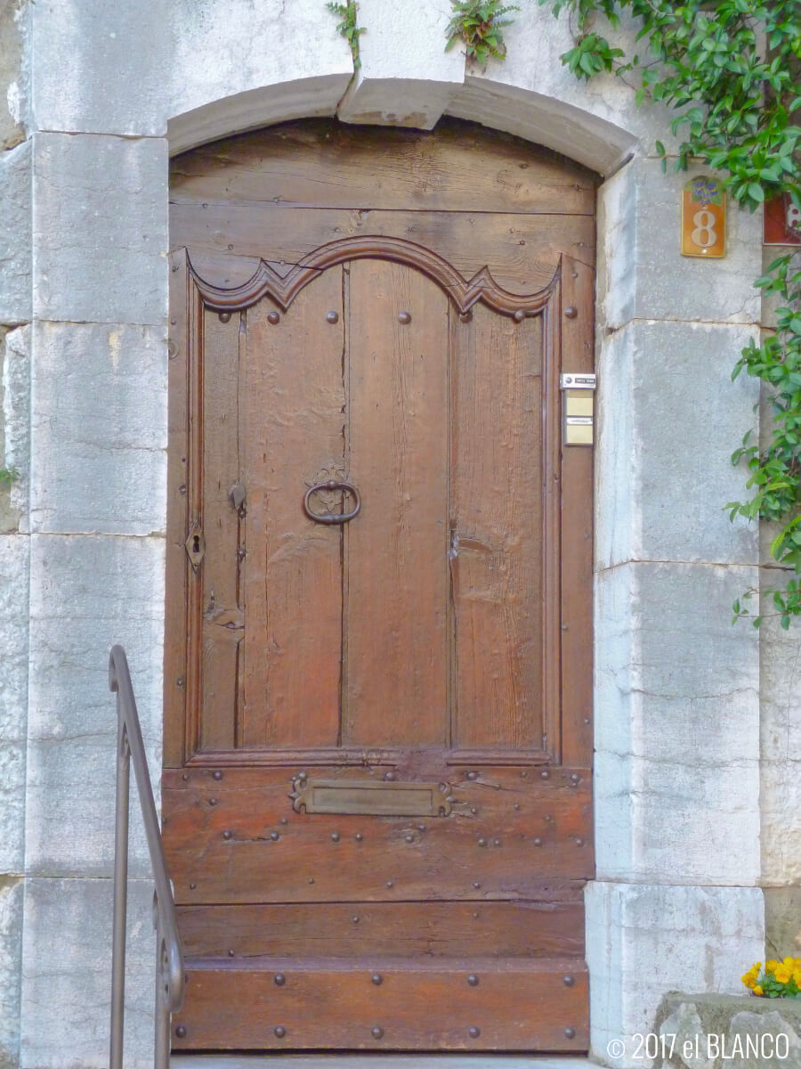 トゥーレット・シュル・ルーの古いドア
