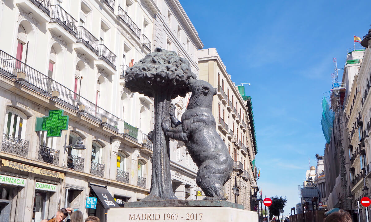 マドリードのクマとヤマモモの彫像