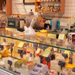 マドリードのサンアントン市場のチーズ