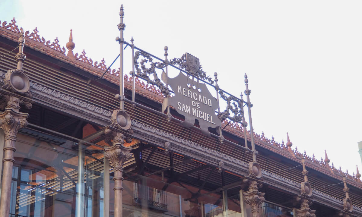 マドリードのサン・ミゲル市場の看板と建物