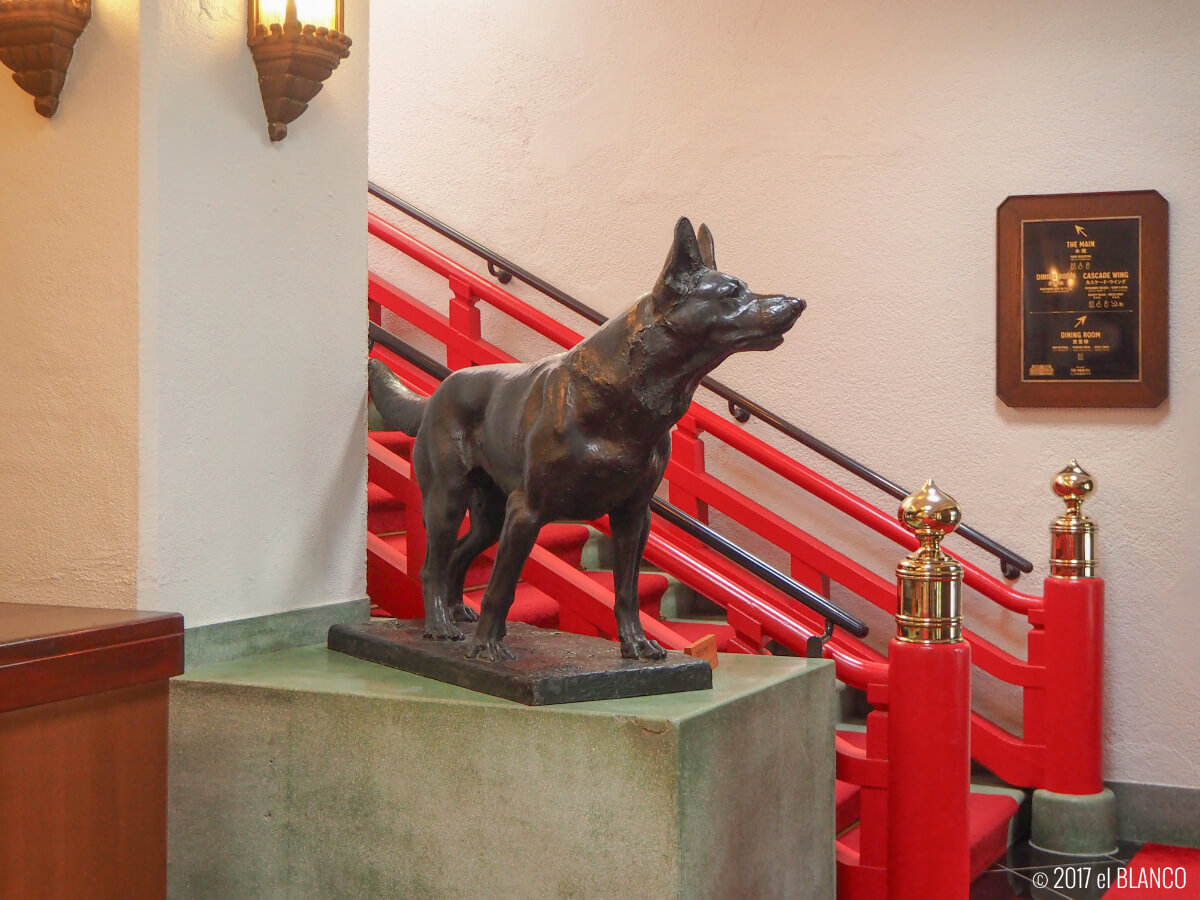 犬の彫像