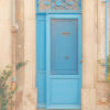 フランスのアルルの青いドア