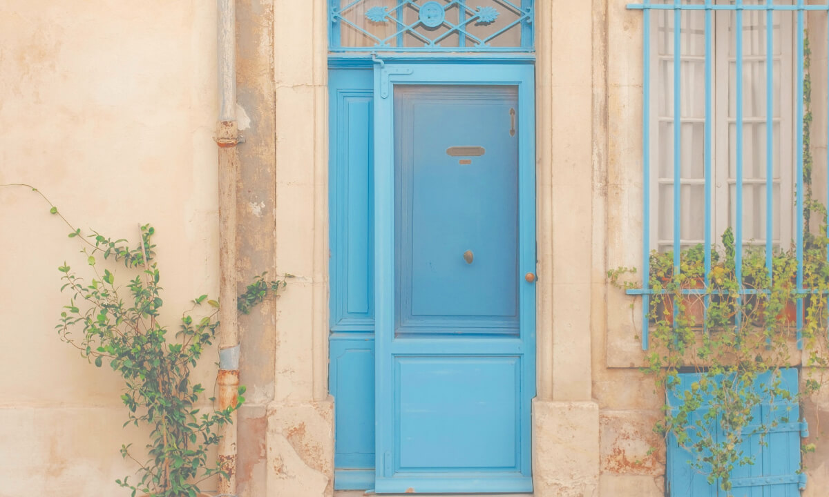 フランスのアルルの青いドア