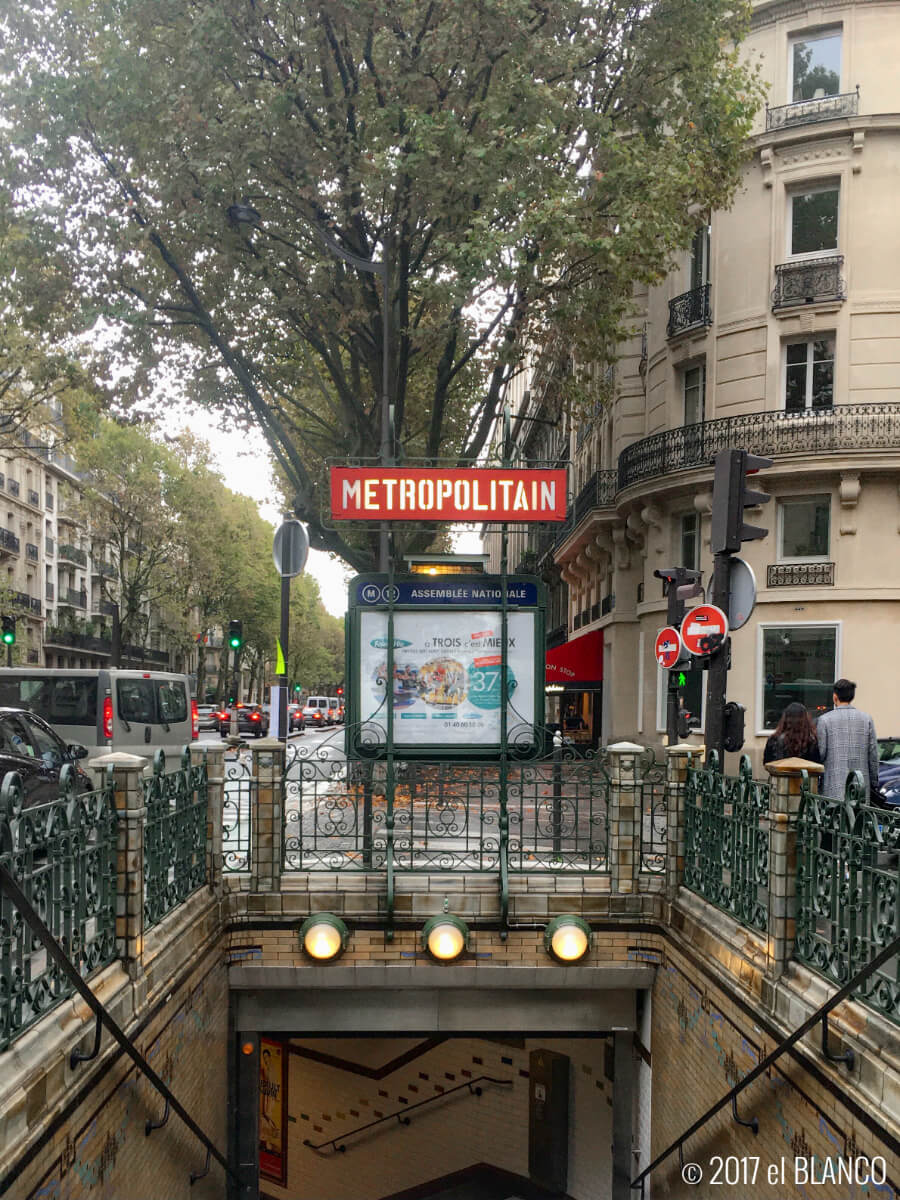 パリの地下鉄の地上出入り口