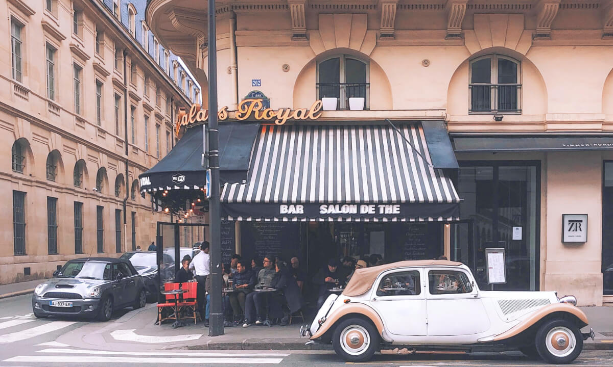 パリのカフェとクラシックカー