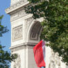 凱旋門とフランス国旗