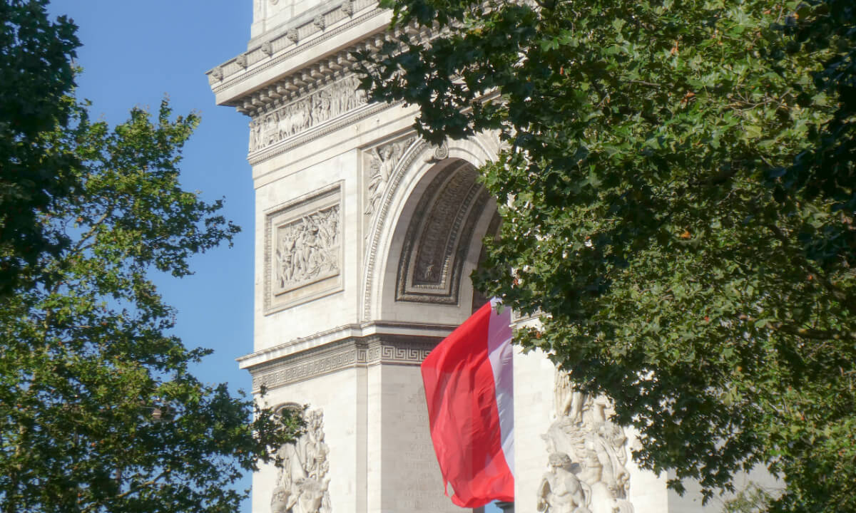 凱旋門とフランス国旗