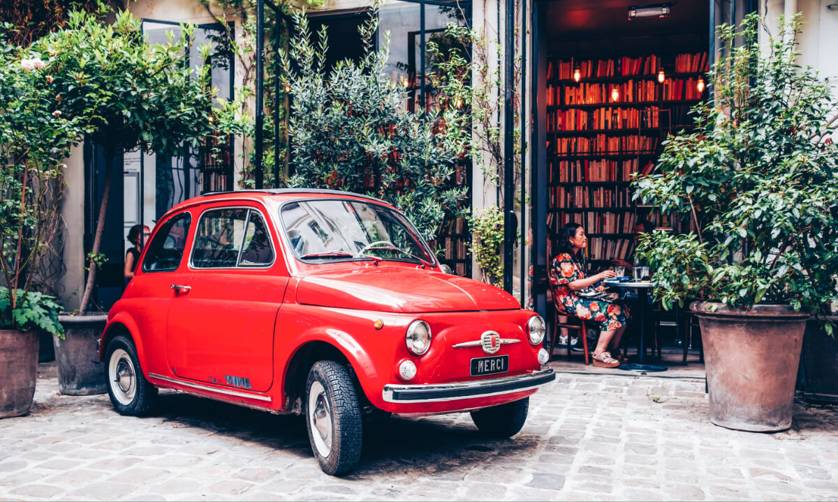 赤い車(FIAT500)