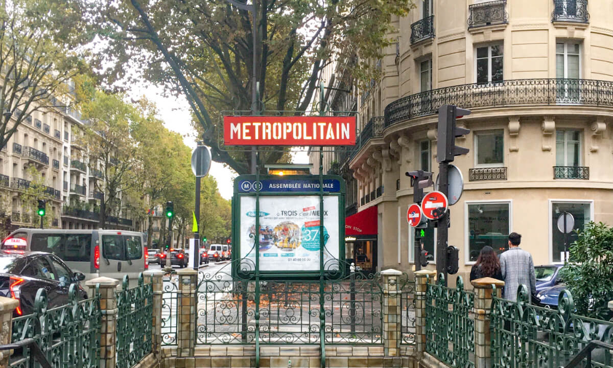 パリのメトロの地上出入り口