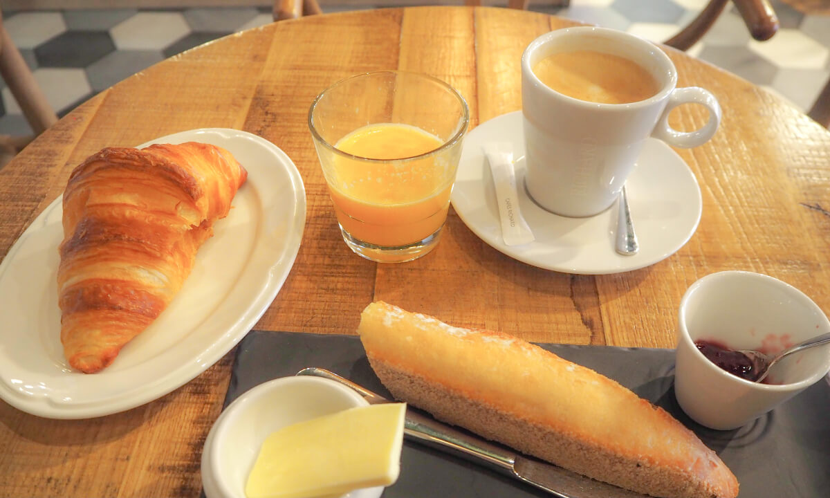 パリのカフェの朝食
