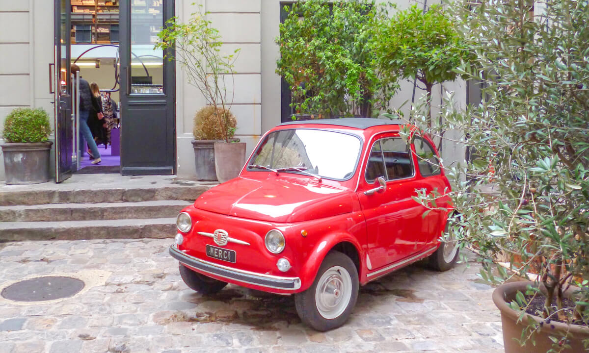 メルシーの赤い車（FIAT500）