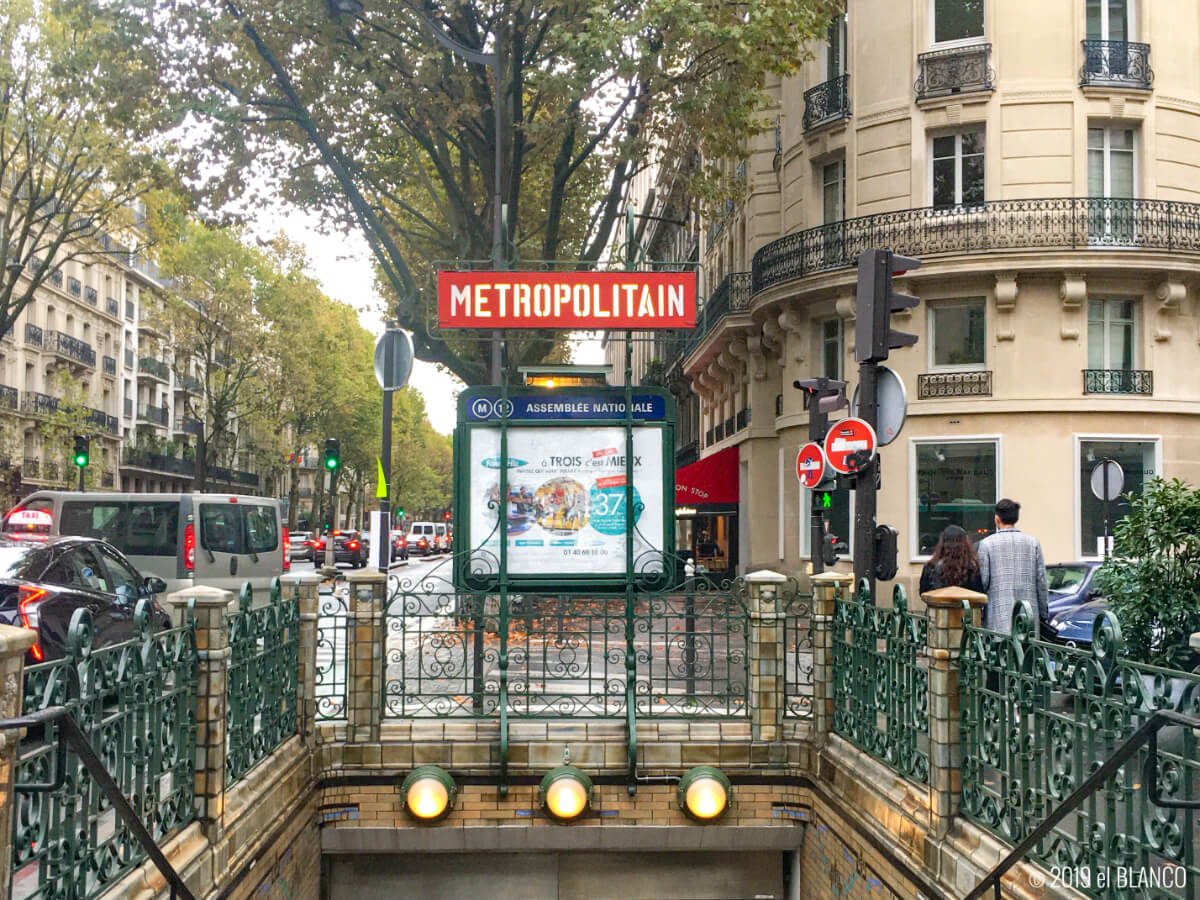 パリのメトロの地上出入り口