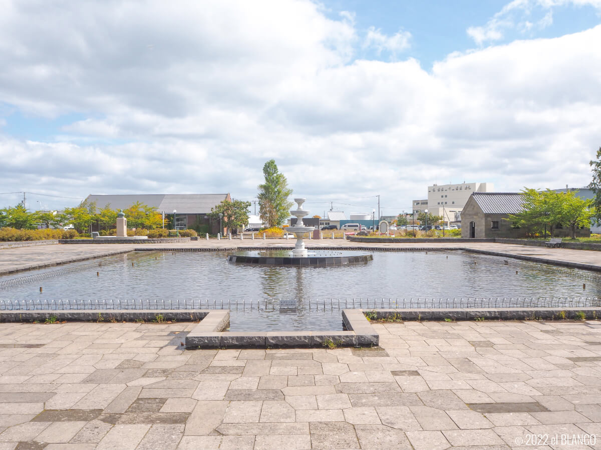 運河公園の池と噴水