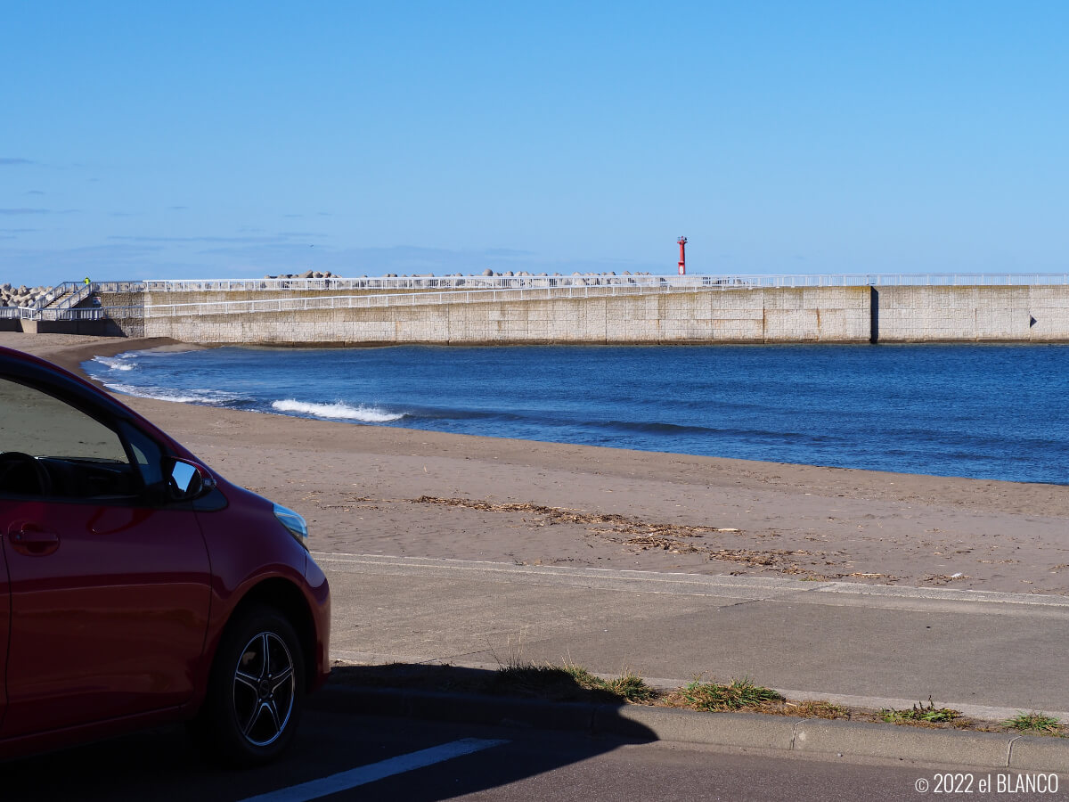 海と赤い車