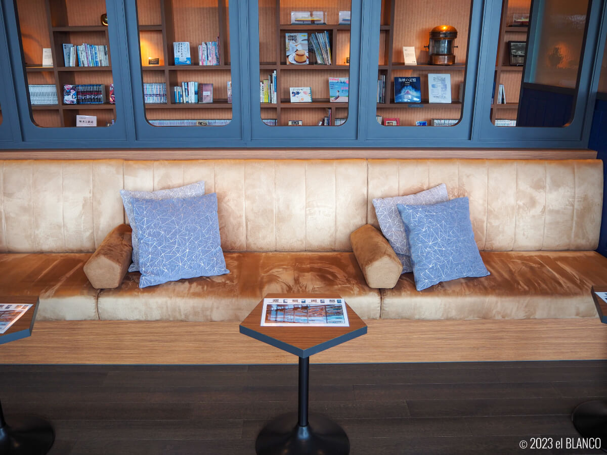 JRイン函館のラウンジのソファ